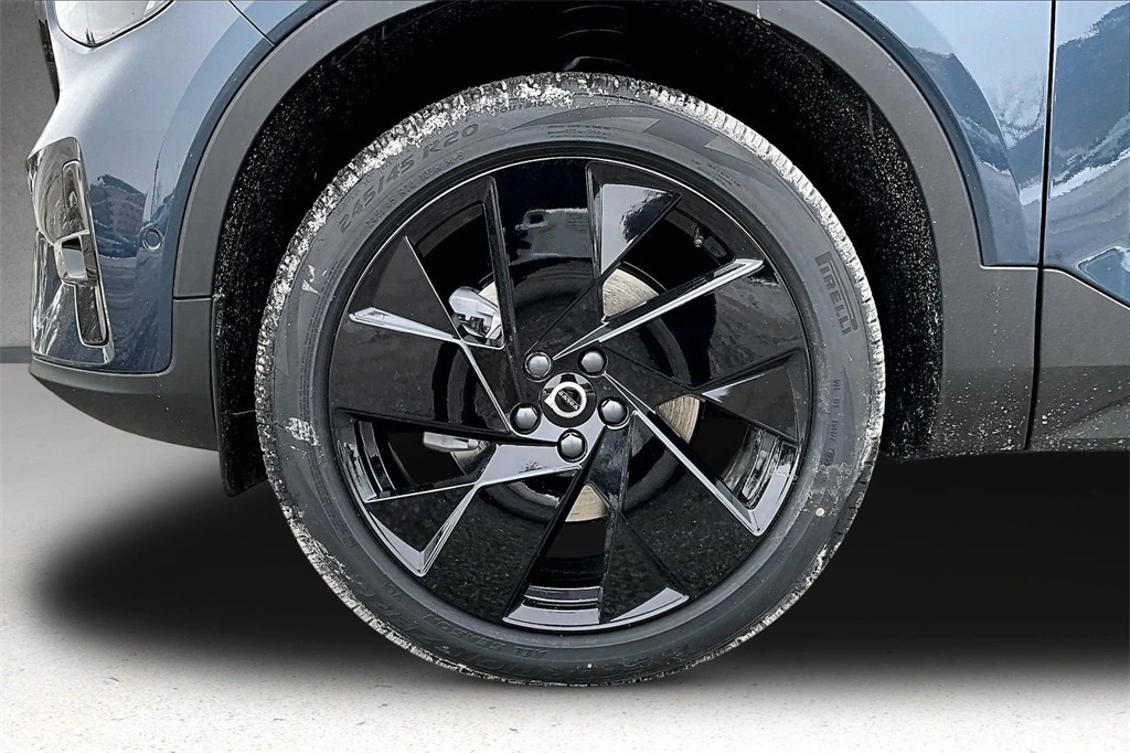 2026 Volvo - image 13