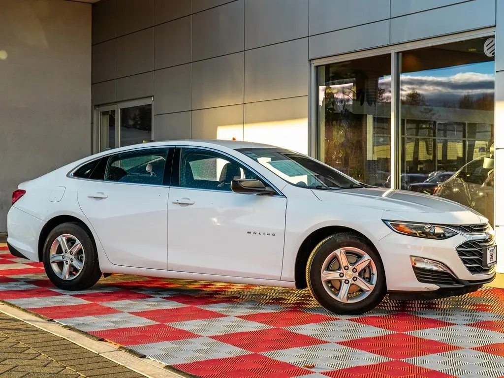 2020 Chevrolet Malibu LS photo 3