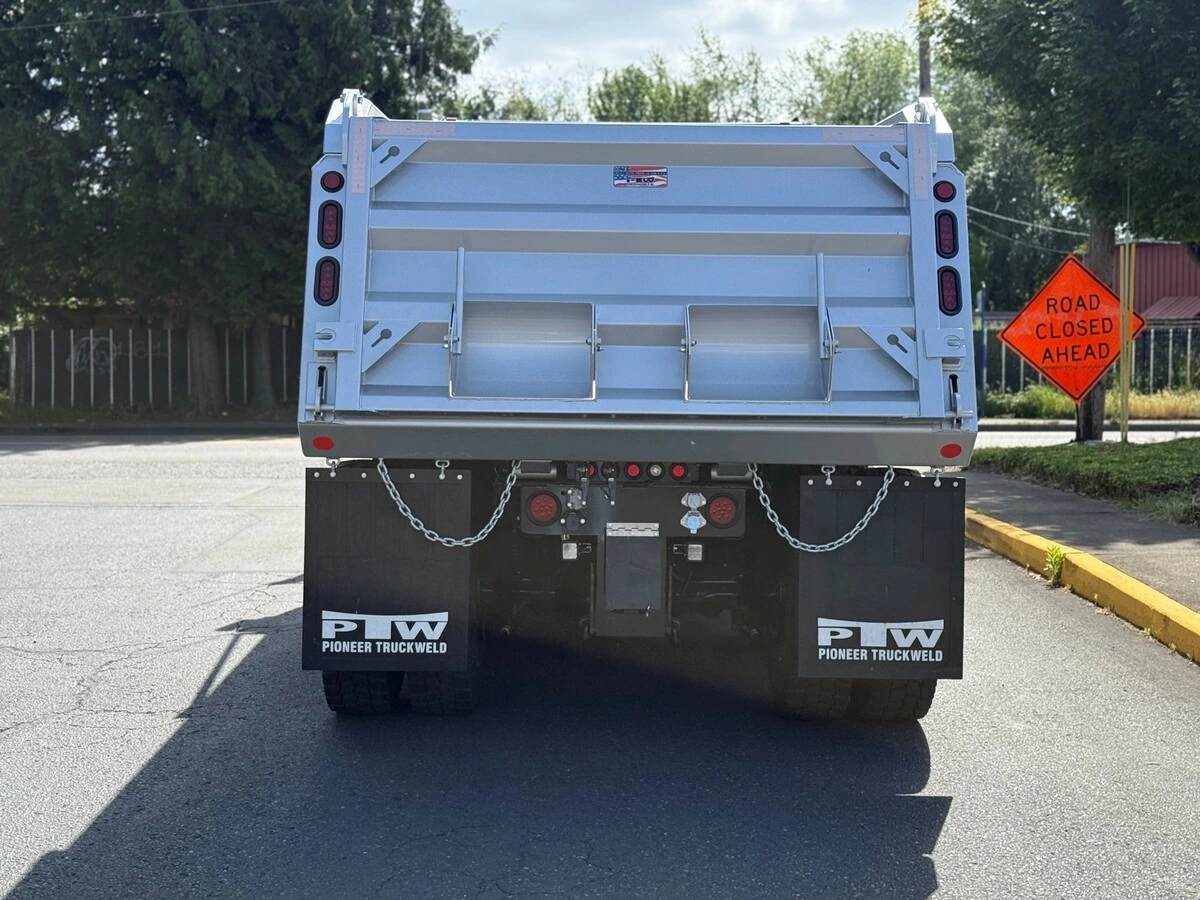 2027 Freightliner 114SD — photo 4