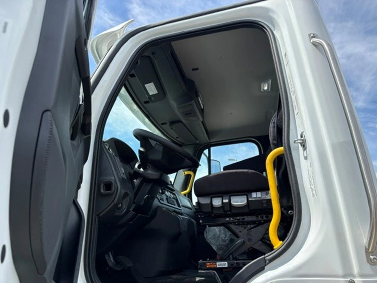 2027 Freightliner 114SD — photo 7