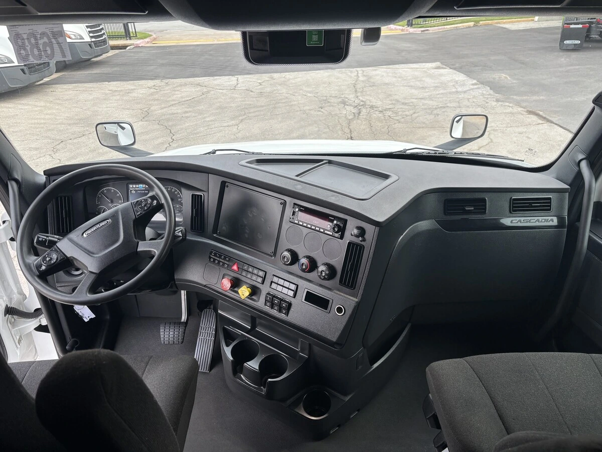 2023 Freightliner Cascadia - image 12