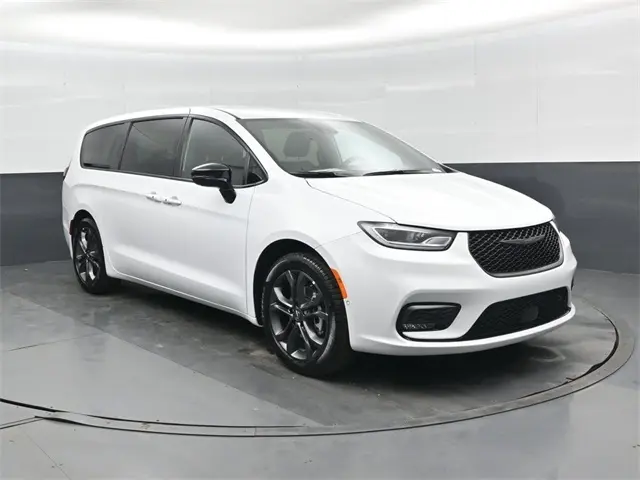 2026 Chrysler Pacifica Select's photo
