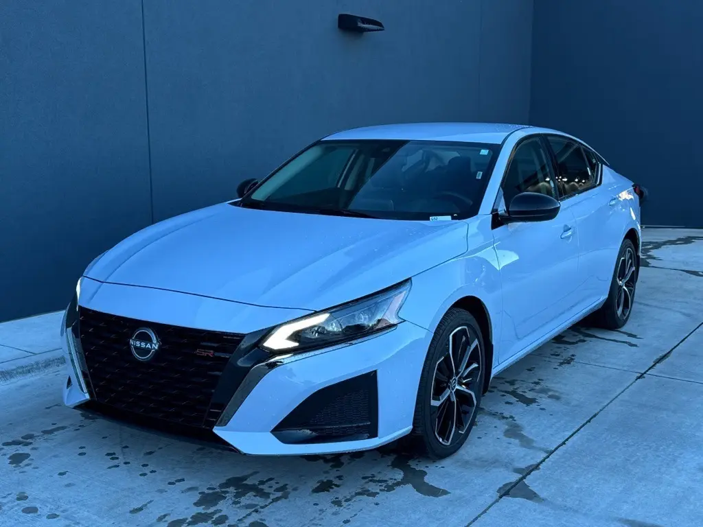 2025 Nissan Altima SR's photo