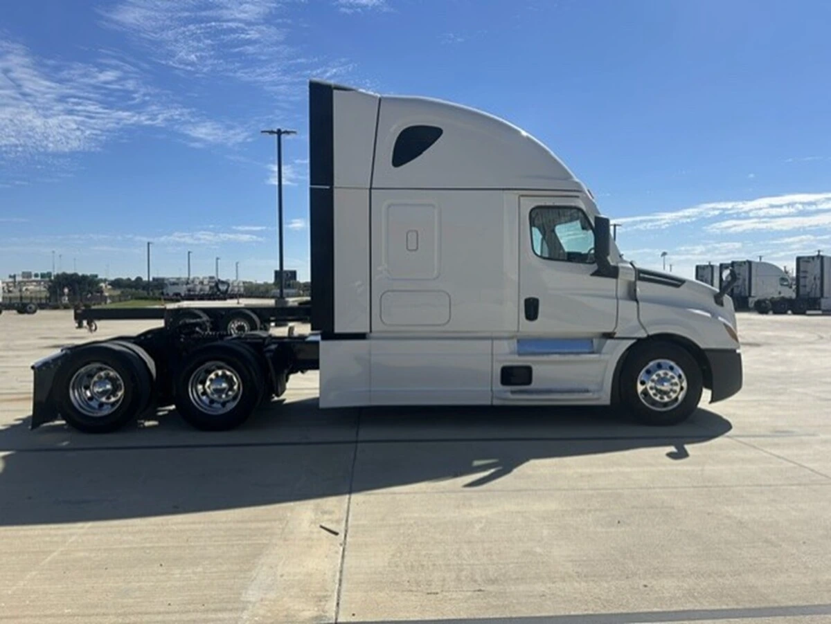 2025 Freightliner Cascadia — photo 7