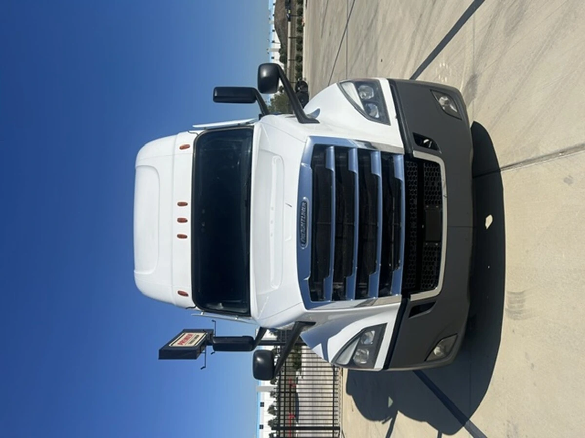 2025 Freightliner Cascadia — photo 5