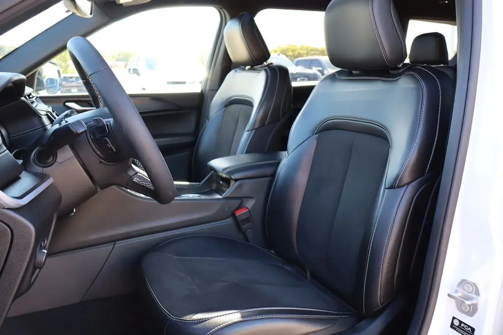 2024 Jeep Grand Cherokee Laredo photo 8