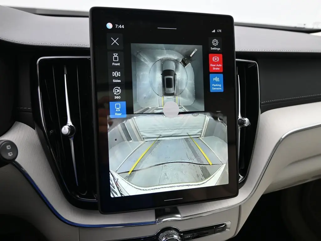 2026 Volvo - image 13