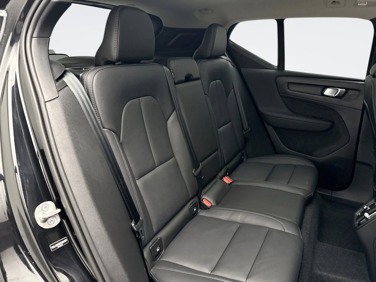 2025 Volvo - image 19