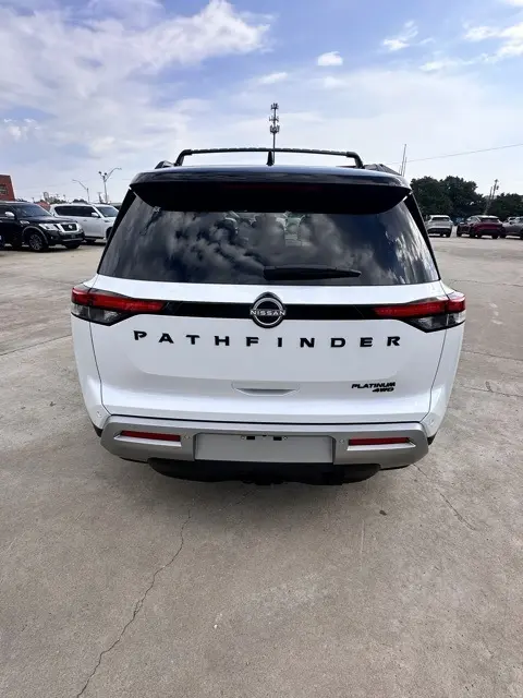 2025 Nissan Pathfinder Platinum photo 3