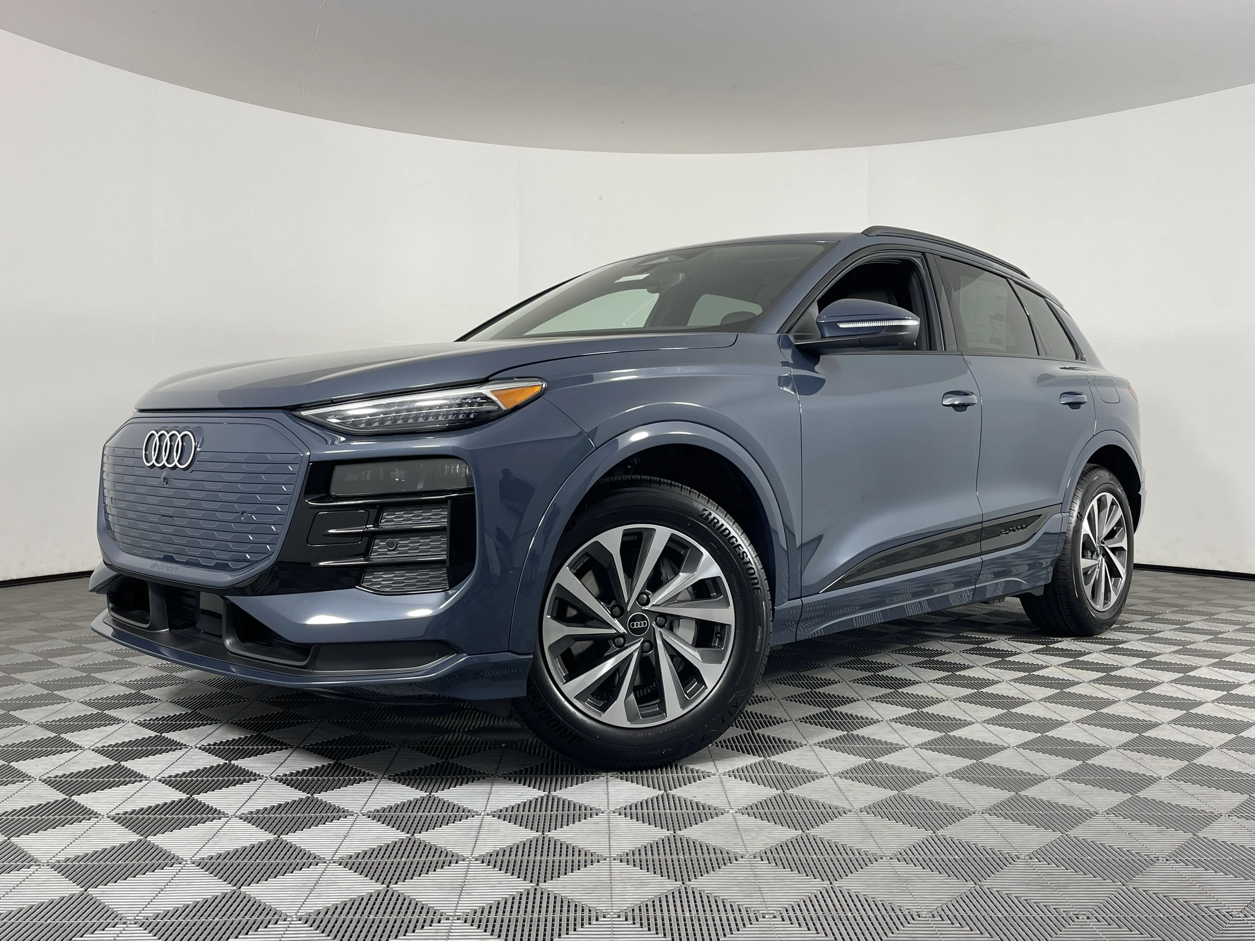 2025 Audi Q6 E-tron Premium Plus photo 2