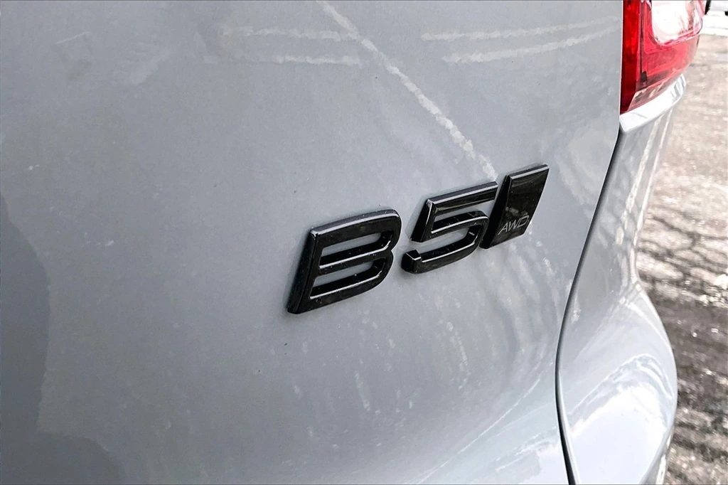 2026 Volvo - image 9