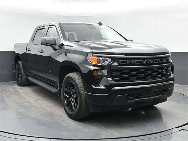 2023 Chevrolet Silverado 1500 Custom photo 2