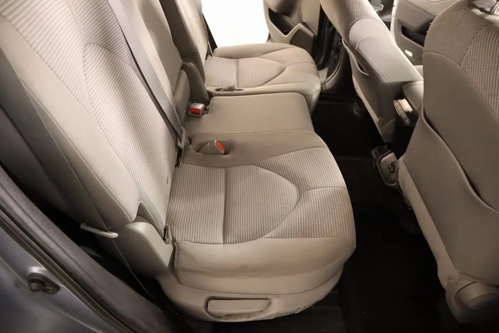 2022 Toyota Highlander LE photo 5