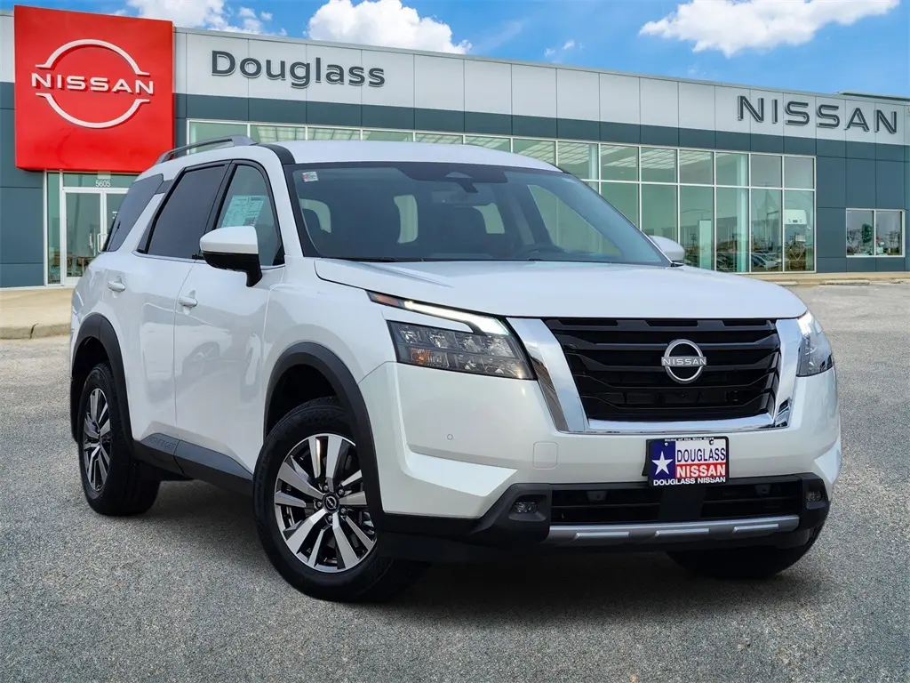 2025 Nissan Pathfinder SL's photo