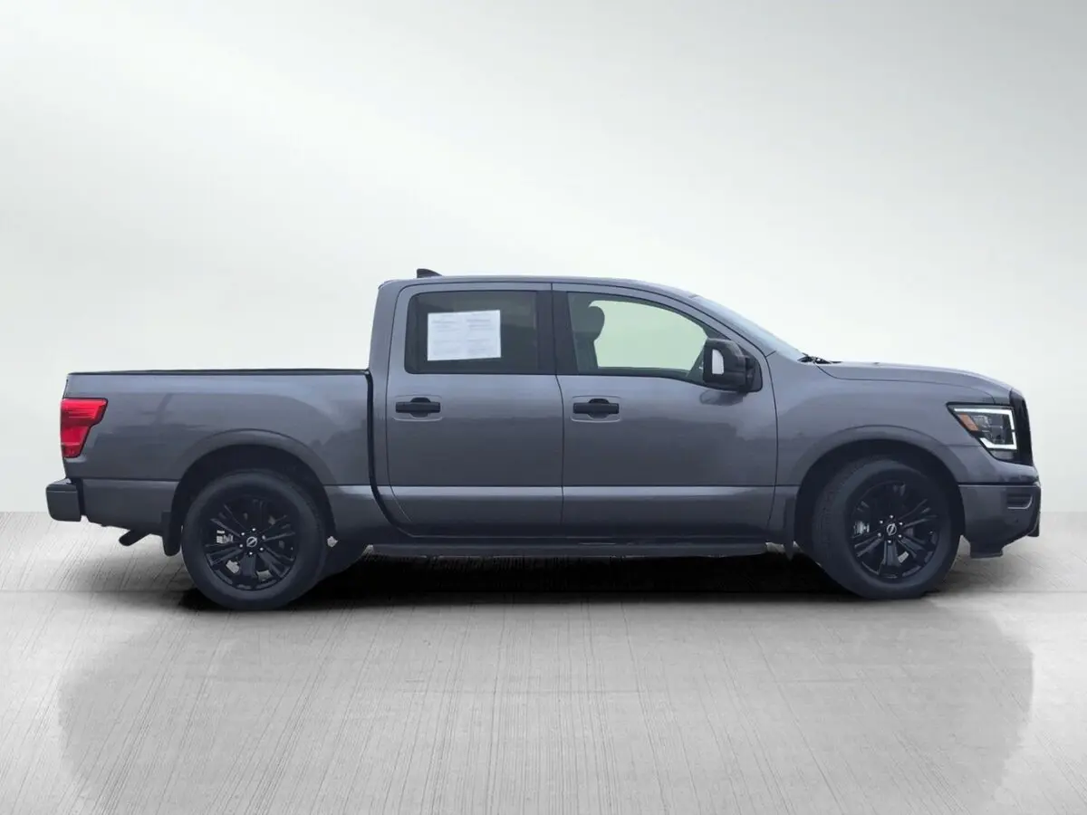 2023 Nissan Titan Crew Cab SV photo 3