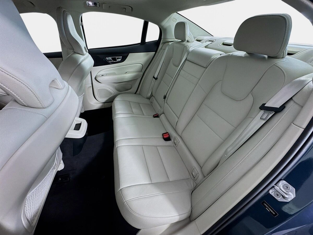 2021 Volvo - image 23