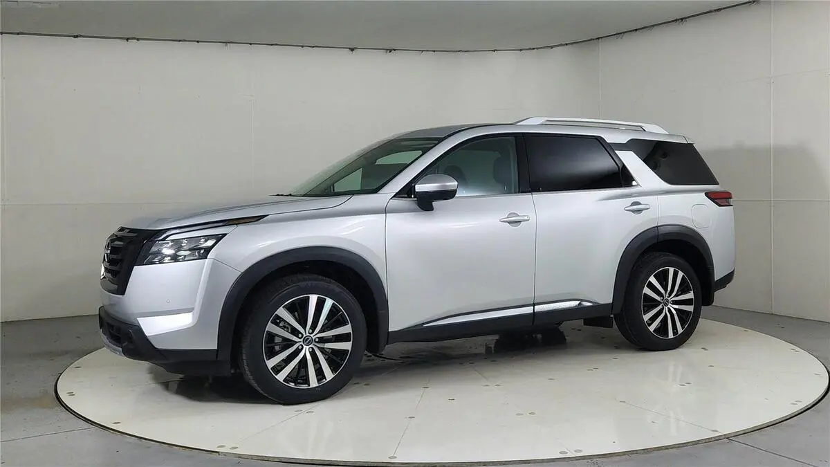 2025 Nissan Pathfinder Platinum photo 2