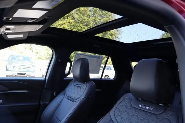 2025 Ford Explorer Platinum photo 3