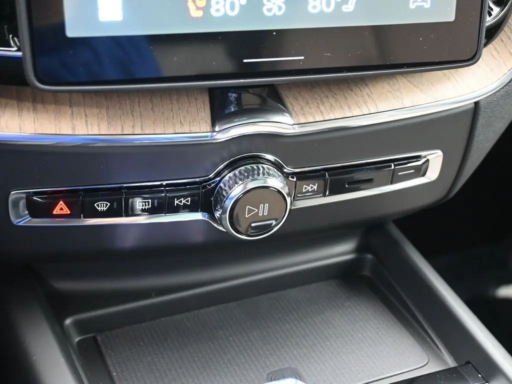 2026 Volvo - image 15