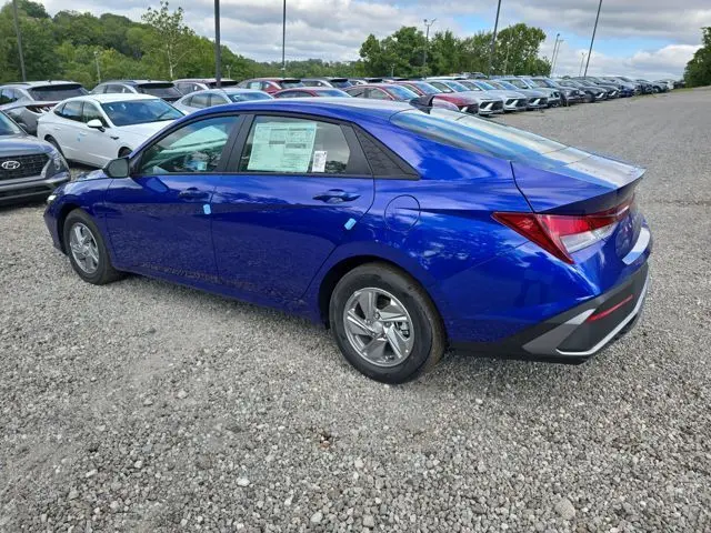 2025 Hyundai Elantra SE photo 3