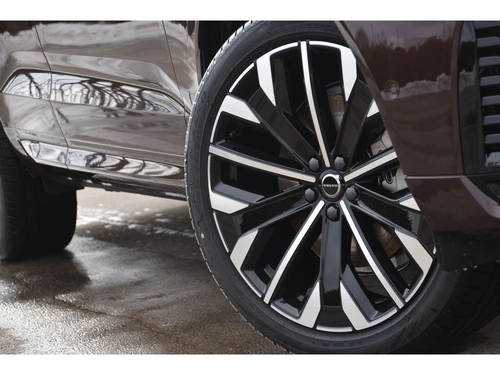 2026 Volvo - image 8