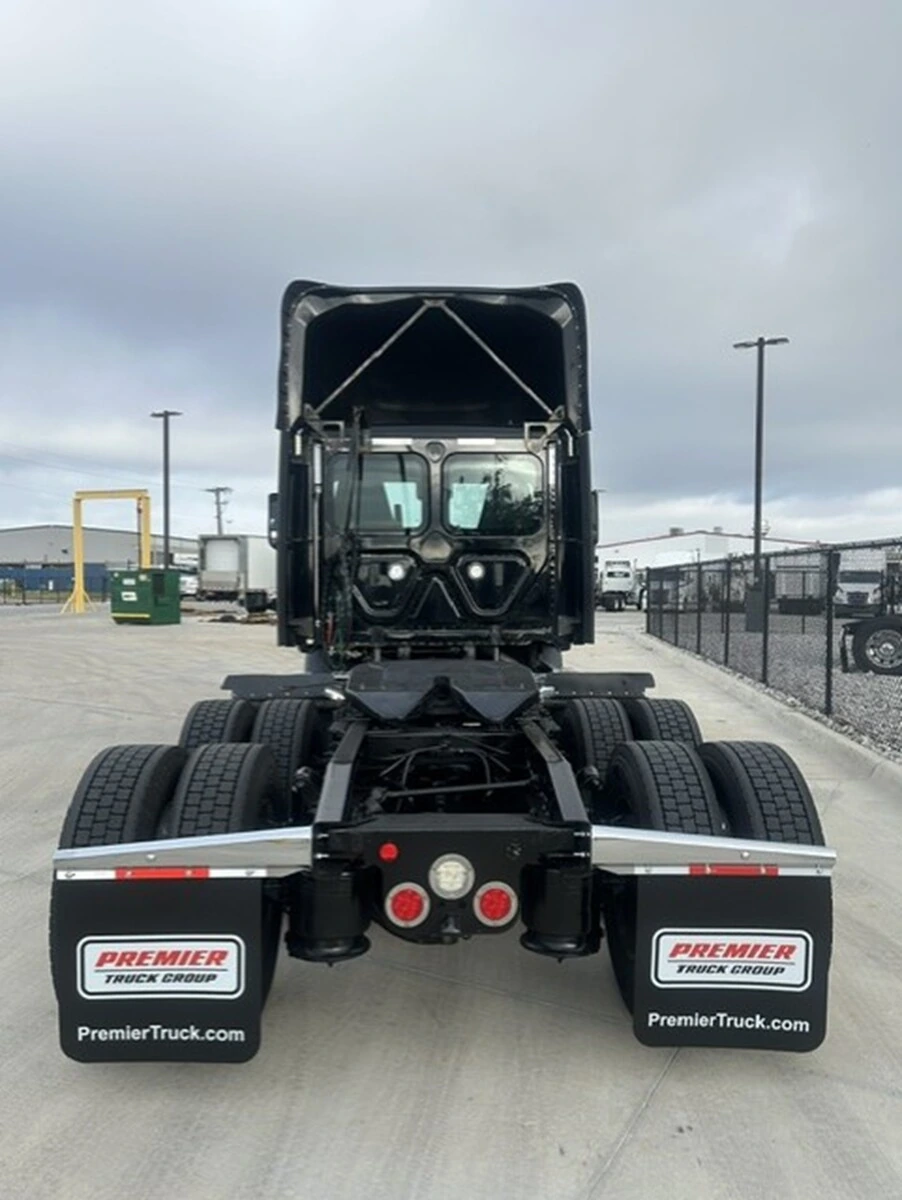 2023 Freightliner Cascadia — photo 4