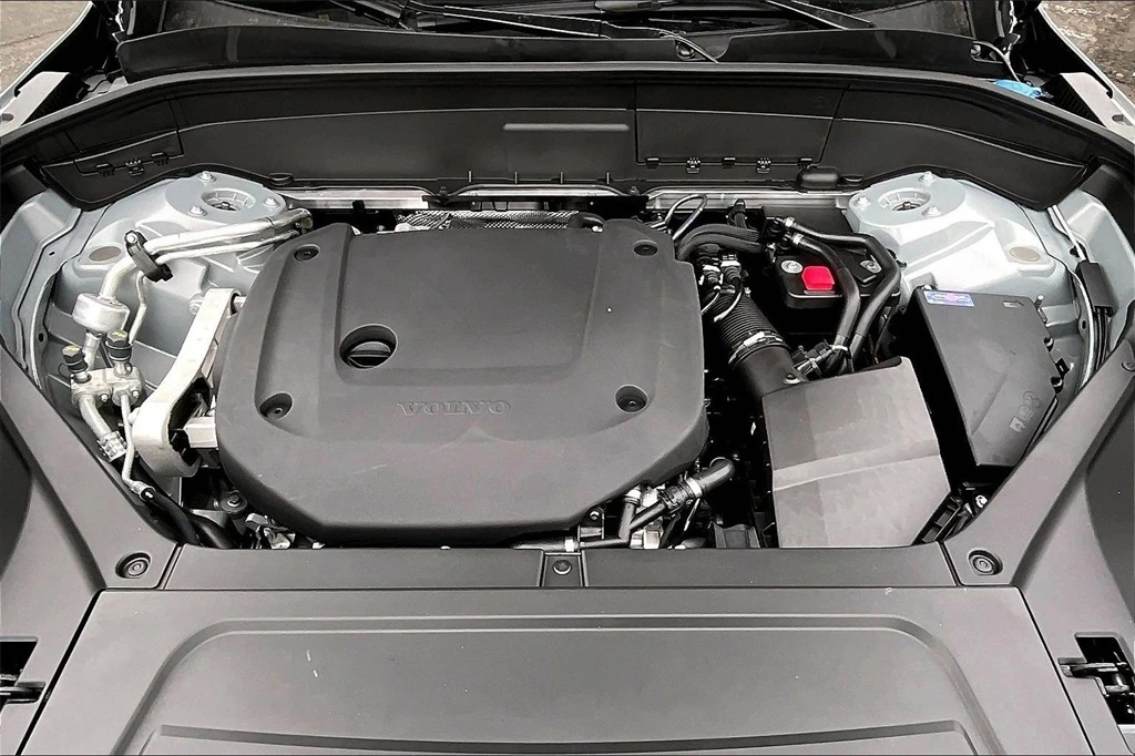 2026 Volvo - image 12