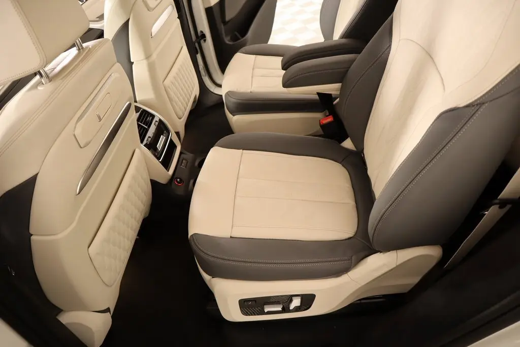 2026 Bmw X7 M60i photo 9