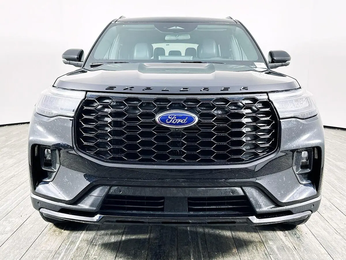 2025 Ford Explorer ST-Line photo 2