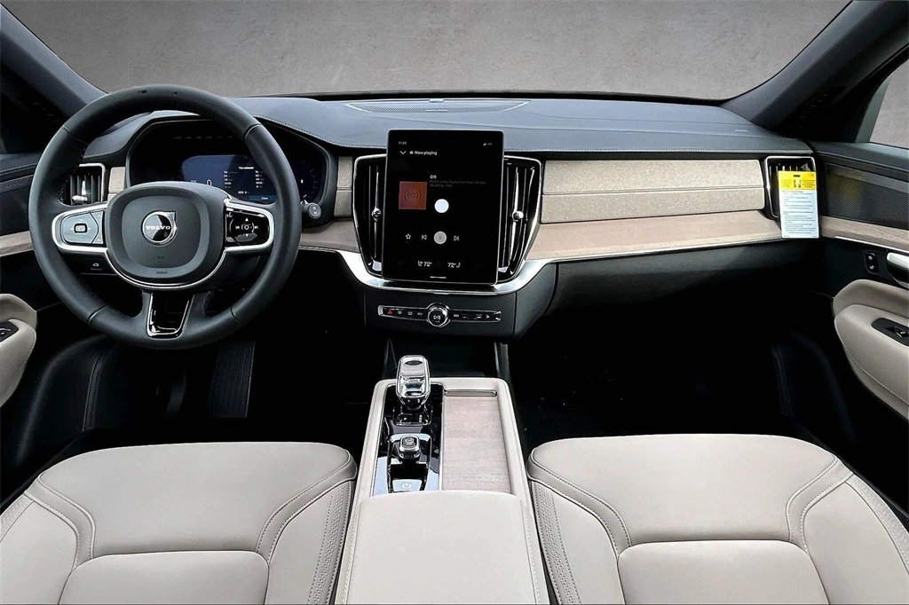 2026 Volvo - image 5