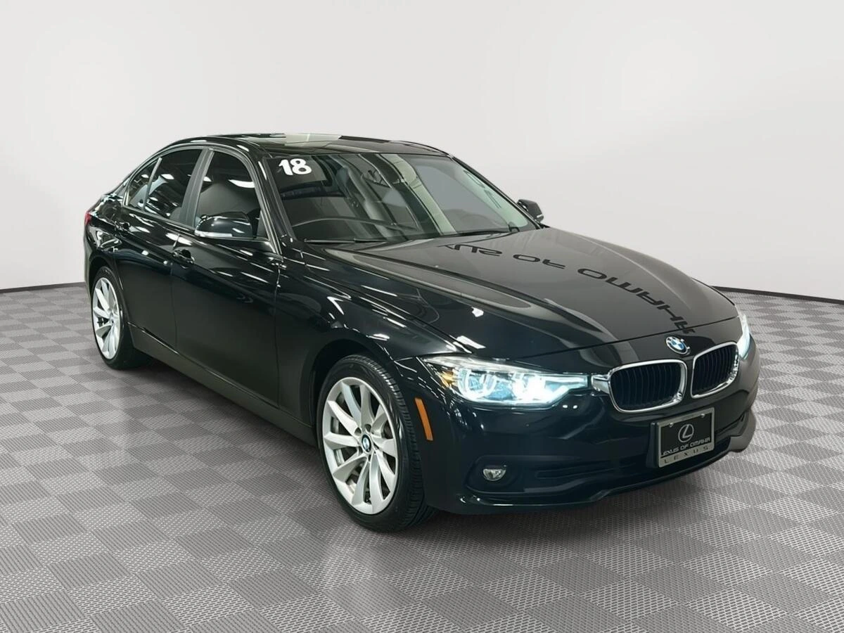 2018 BMW 3 Series 320i xDrive Sedan's photo