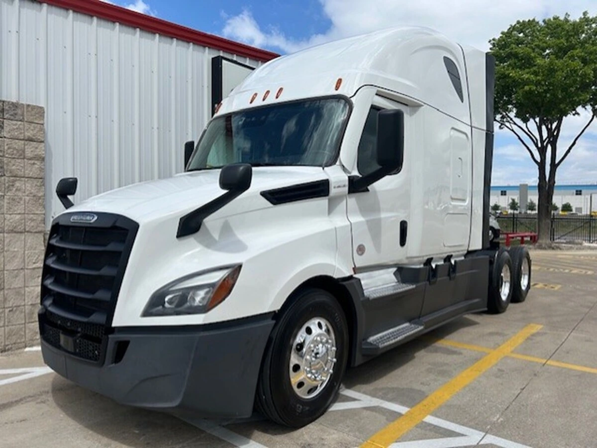 2024 Freightliner Cascadia - image 1