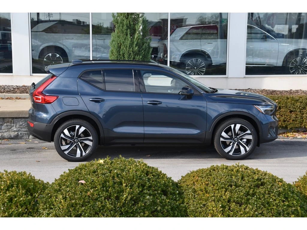 2026 Volvo - image 3