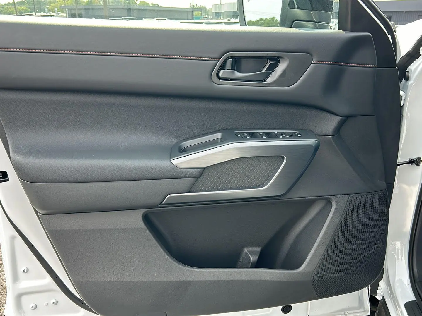 2025 Nissan Pathfinder SV photo 15