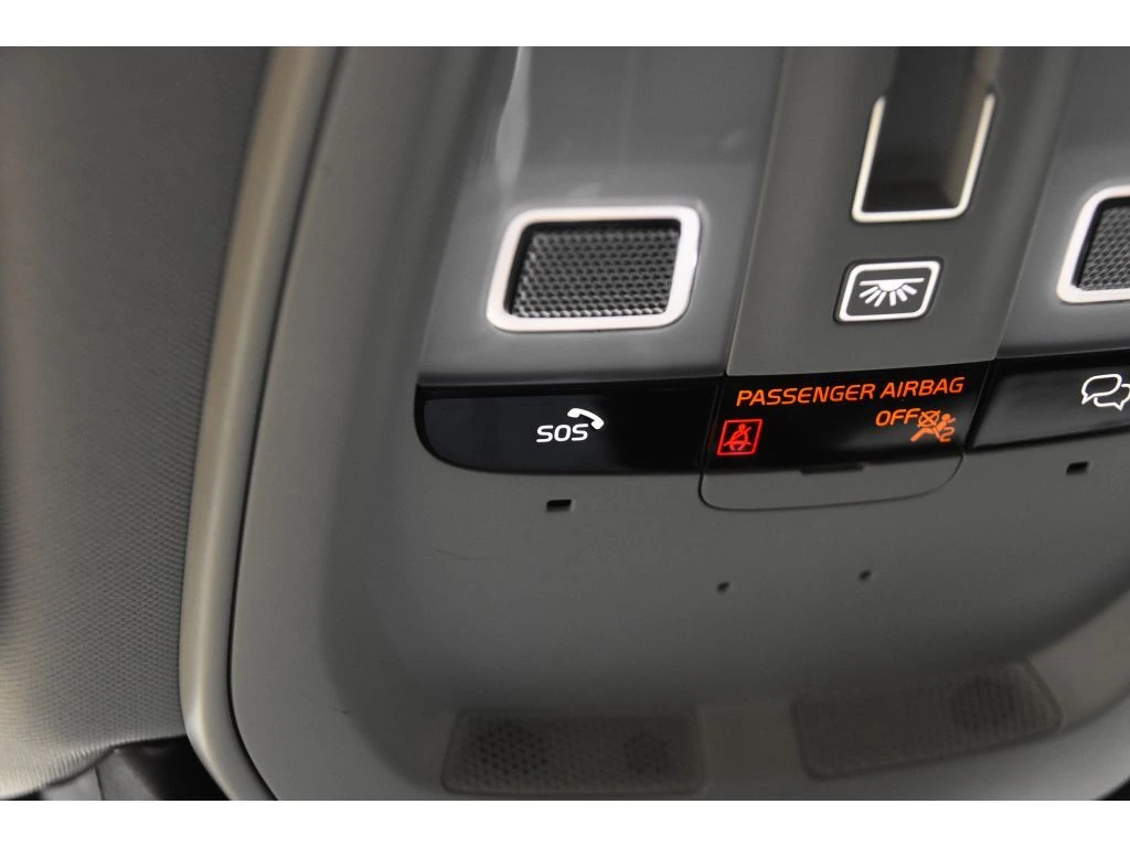 2025 Volvo - image 38