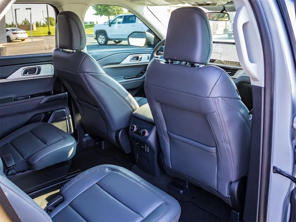 2025 Ford Explorer photo 20