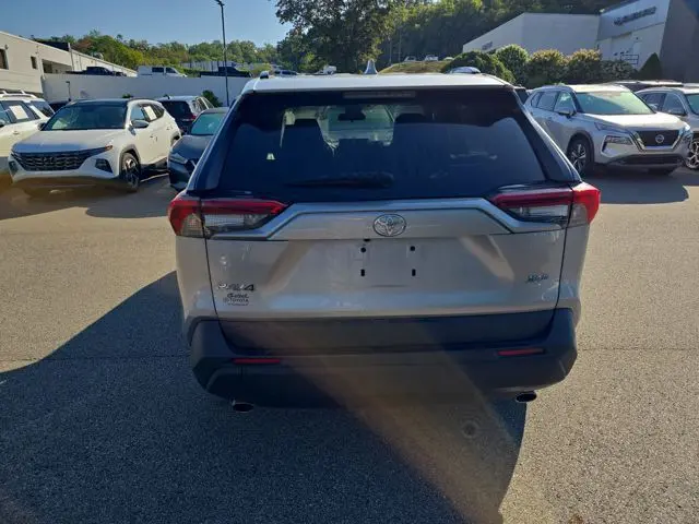 2021 Toyota RAV4 XLE photo 4