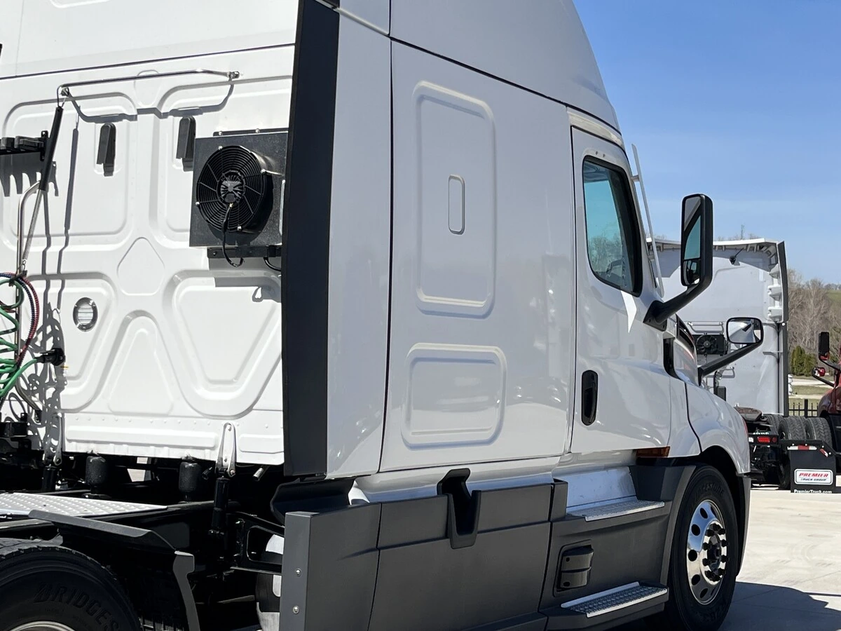 2023 Freightliner Cascadia - image 17