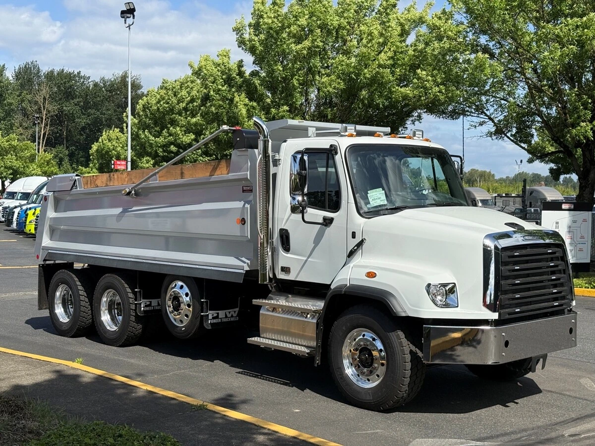 2027 Freightliner 114SD — photo 3