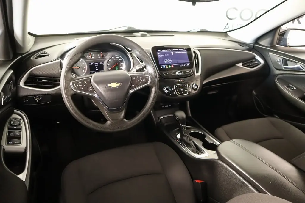 2023 Chevrolet Malibu 1LT photo 2