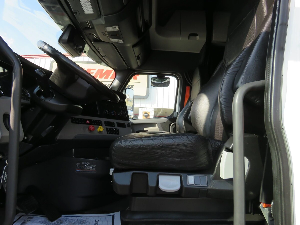 2022 Freightliner Cascadia - image 13