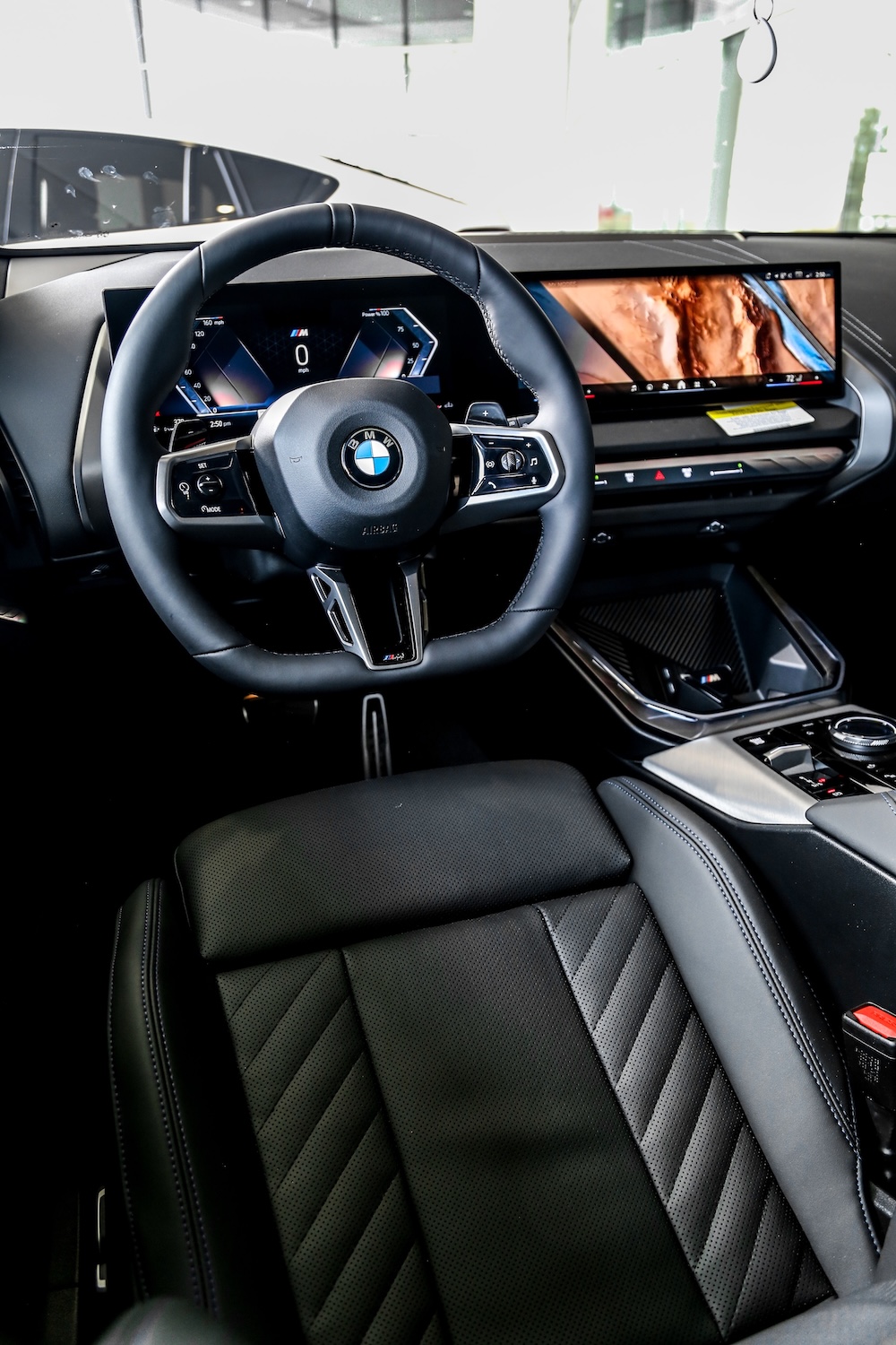 Set the perfect mood. Calming or captivating. Adjust the atmosphere of your BMW with your choice of 15 colors and dynamic effects of Ambient Lighting.