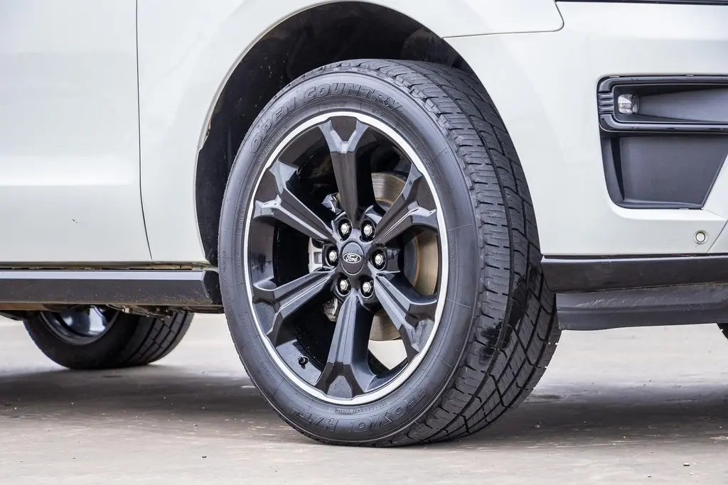 2022 Ford Expedition Limited photo 2