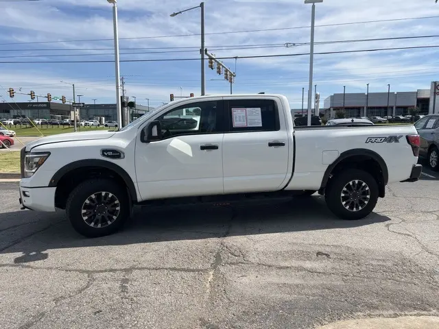 2024 Nissan Titan Crew Cab PRO-4X photo 4