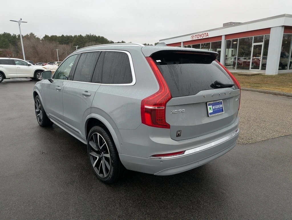 2024 Volvo - image 3