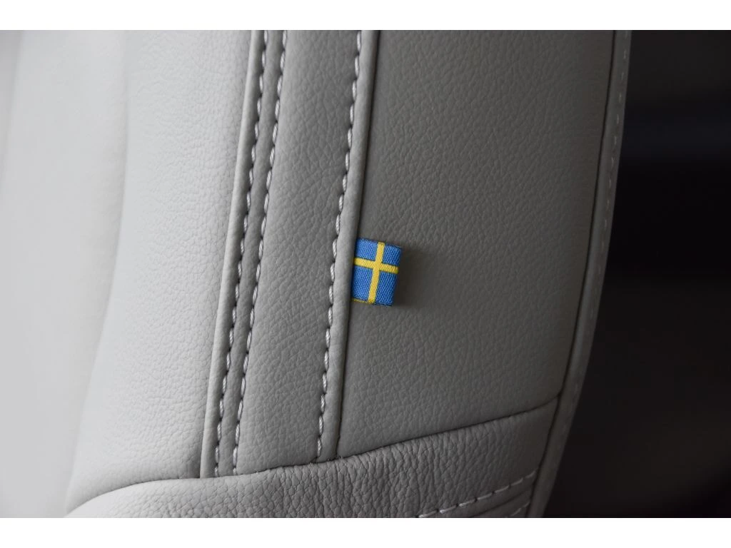 2026 Volvo - image 40