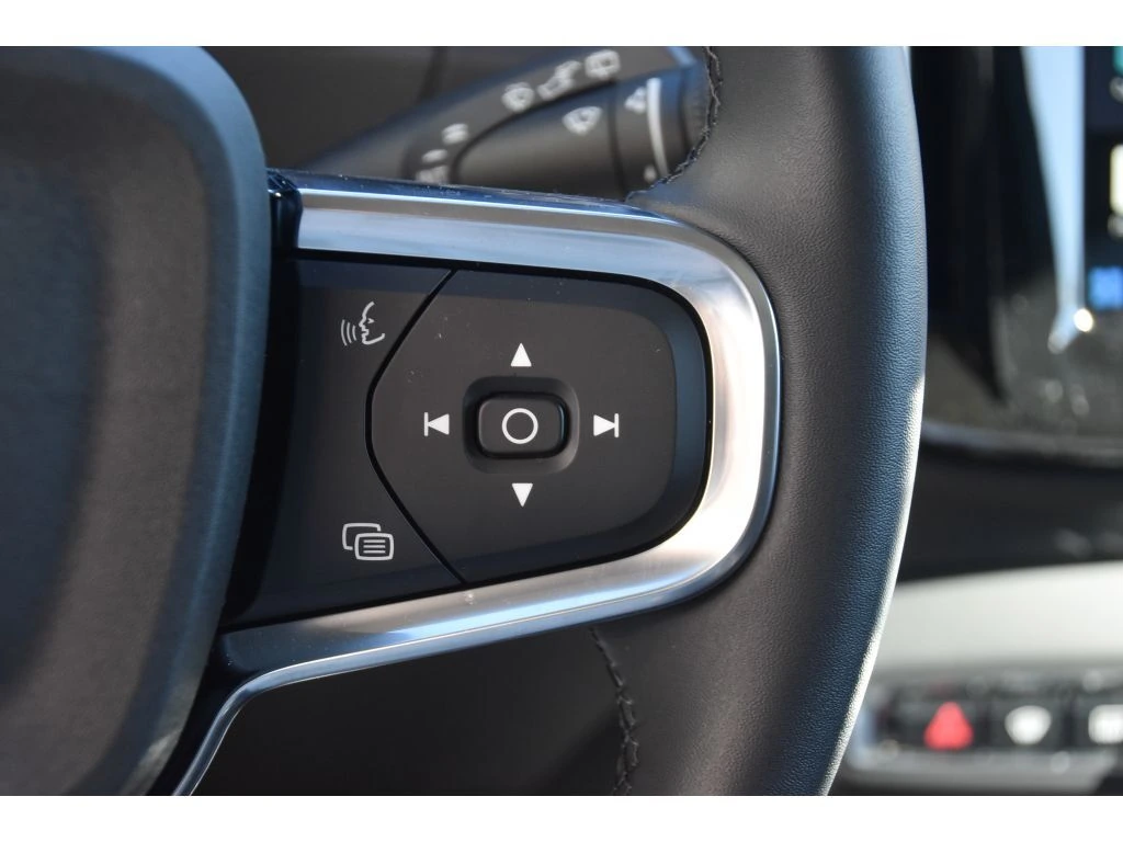 2025 Volvo - image 35