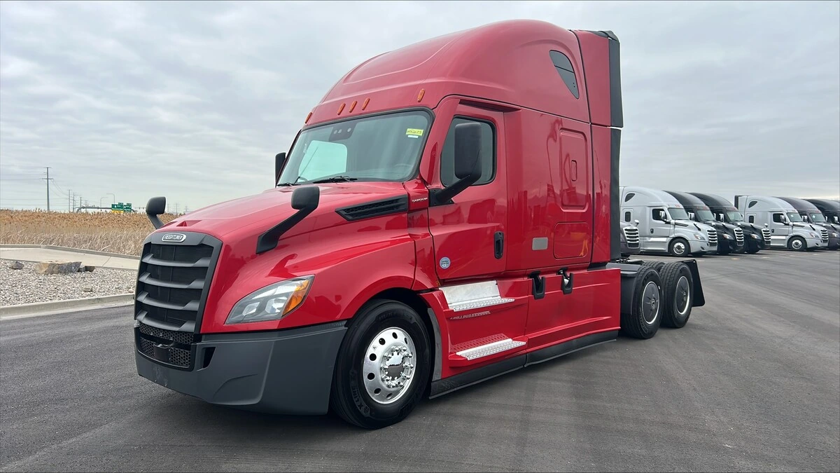 2022 Freightliner Cascadia - image 1