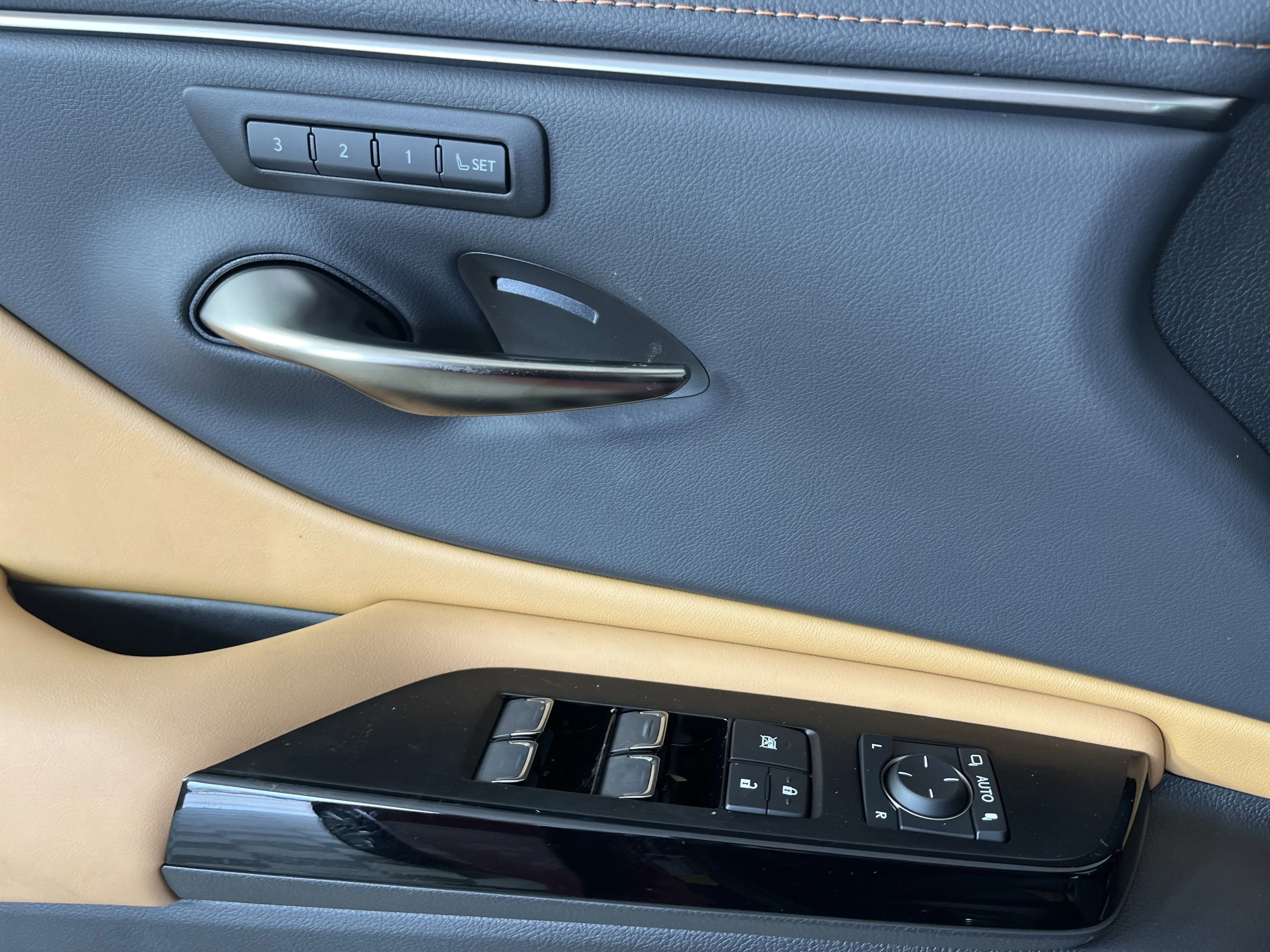 2025 Lexus ES 300h Luxury photo 3