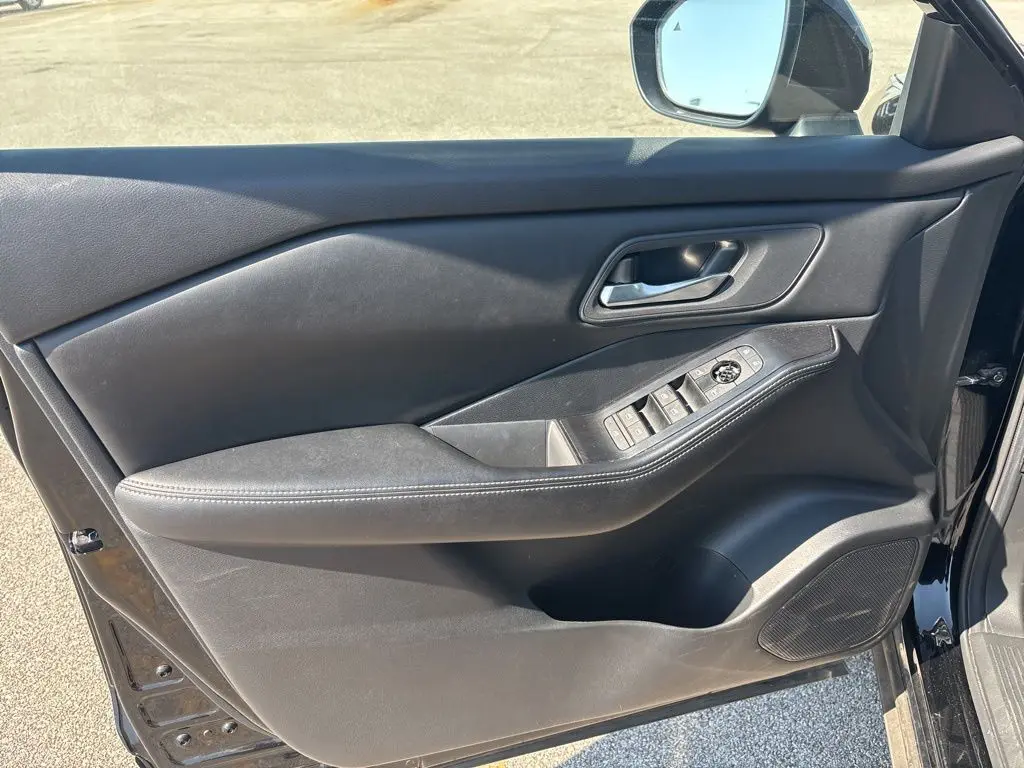 2024 Nissan Rogue SV photo 5
